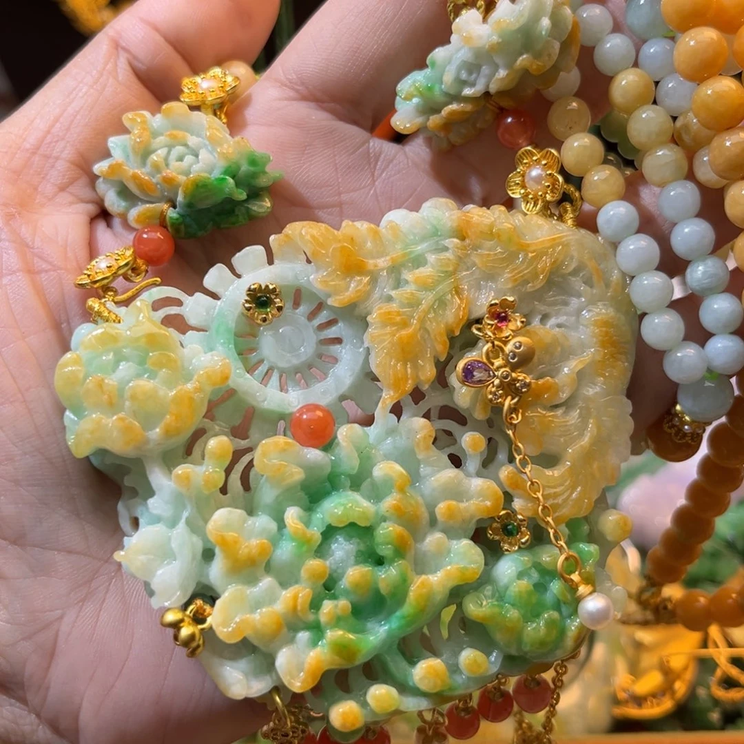 翡翠未镶嵌颈饰待编织