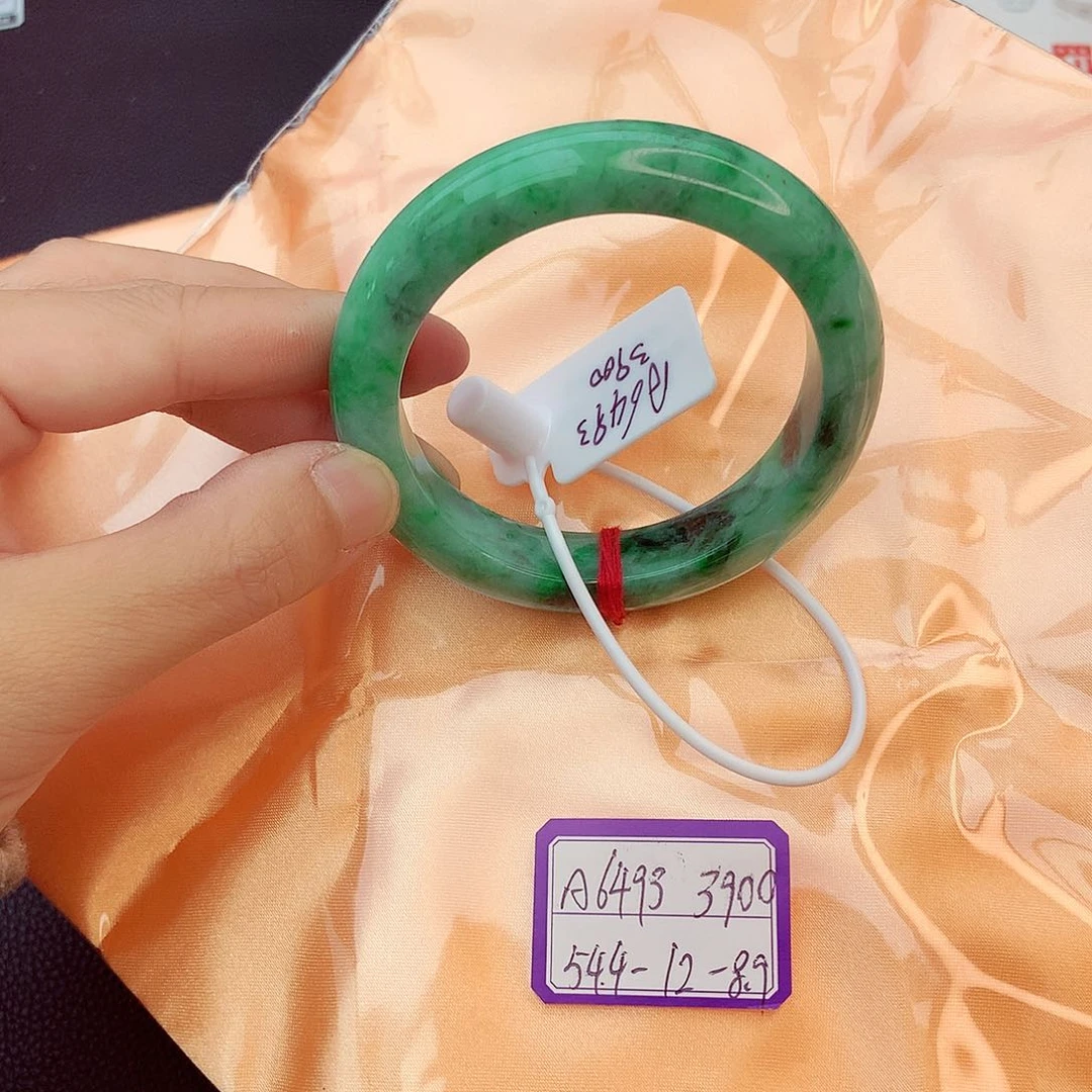 翡翠手镯未镶嵌翡翠