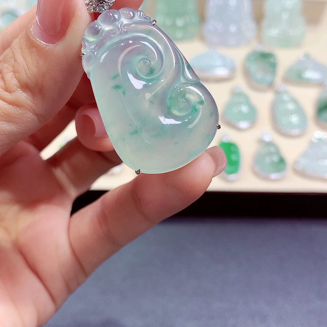 翡翠18K金镶嵌颈饰翡翠