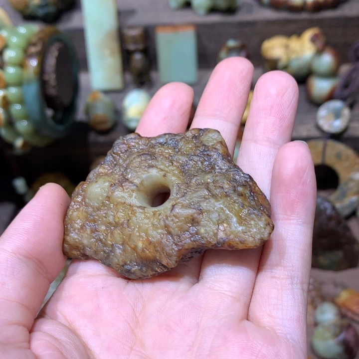 未镶嵌岫岩河磨玉（透闪石质玉）挂件