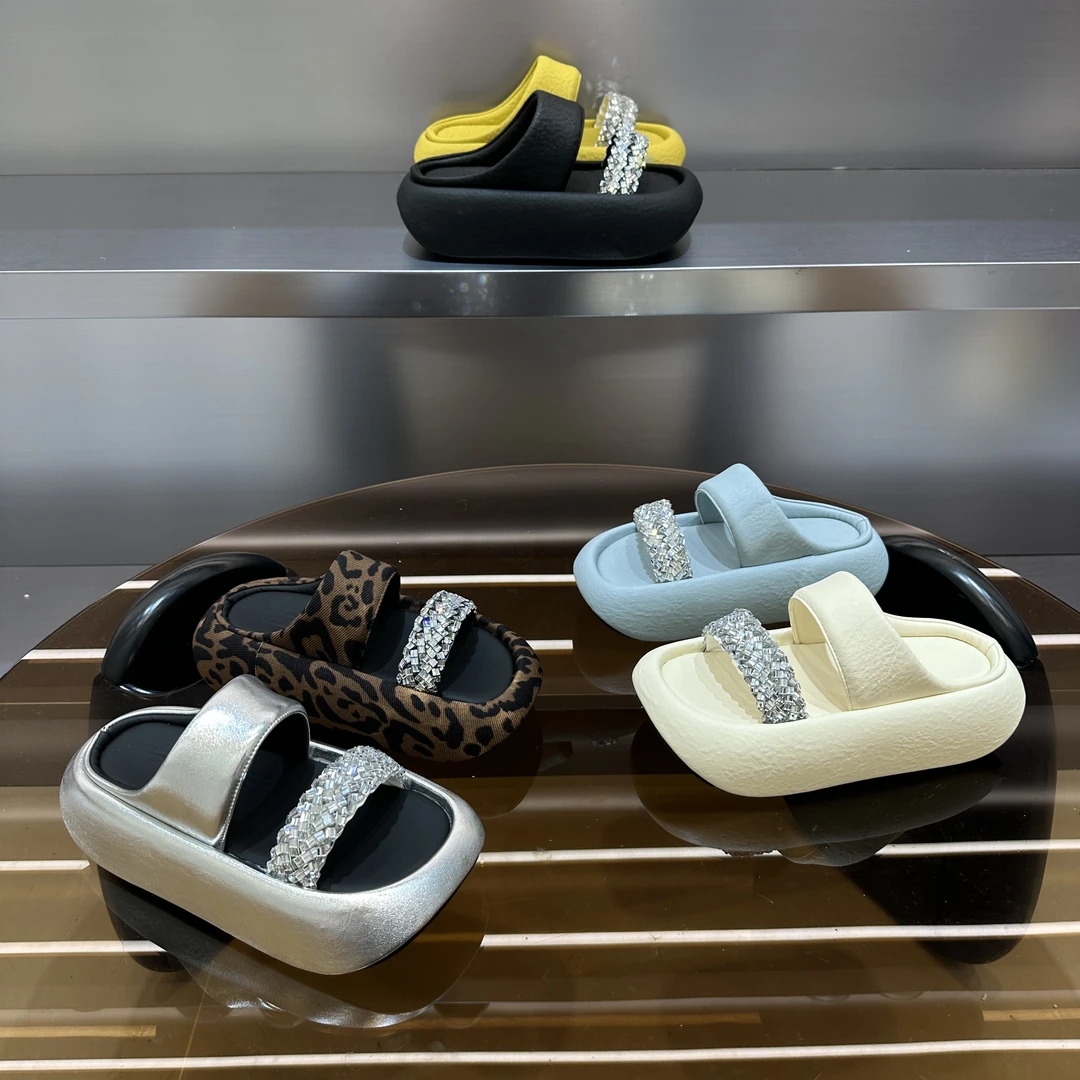 TY【原创设计】明星款水钻2025夏沙滩增高新外穿女拖鞋踩屎感厚底