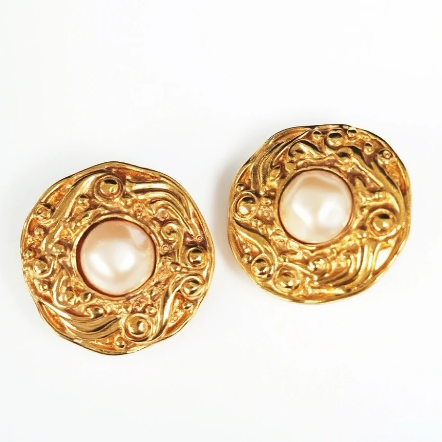 Chanel 浮雕花纹珍珠耳夹