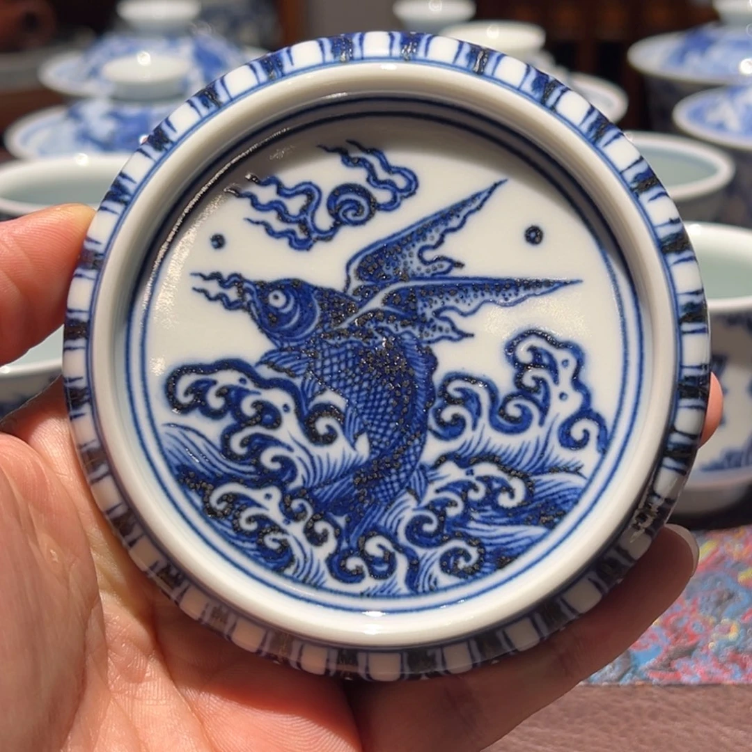 杯青花海水鱼飞鱼盖置面径约7.6厘米