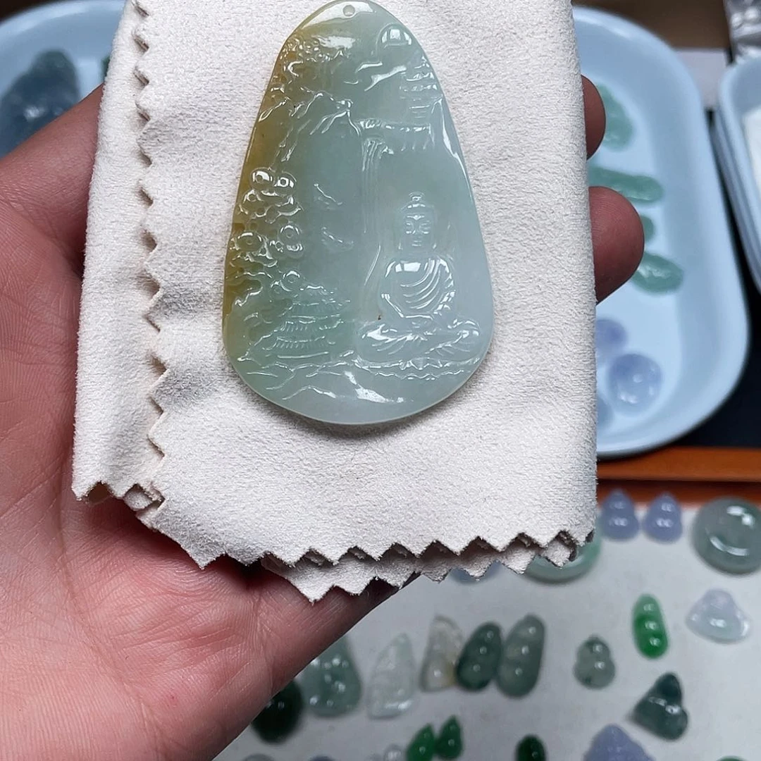 未镶嵌翡翠耳饰张**?1