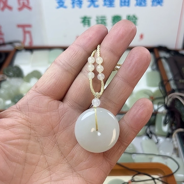 杨***树和田玉未镶嵌颈饰