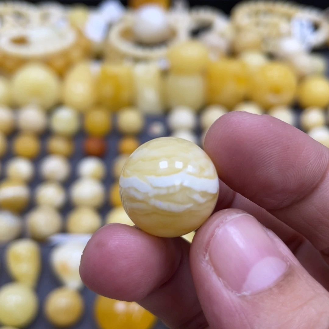 ****巴蜜蜡未镶嵌裸石16.9mm瑕疵瓷白妖花