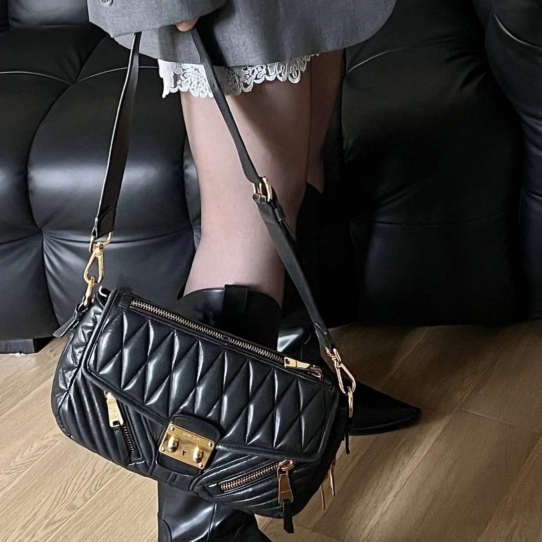 95新 MIU MIU/缪缪 XM/黑金朋克辣妹褶皱单肩包/WE08225064