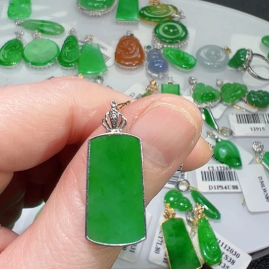 颈饰18K金镶嵌翡翠