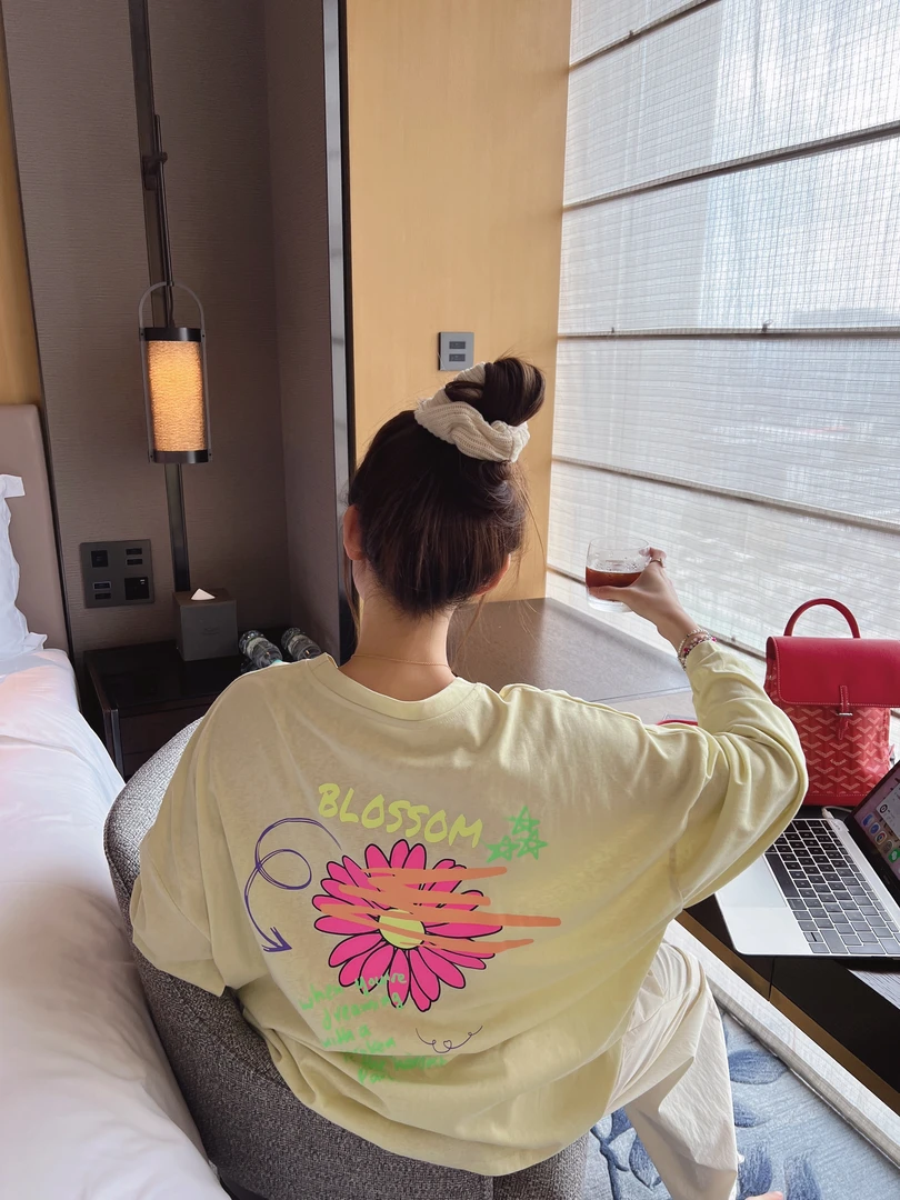 xxxwxz王希之 减龄舒适花朵字母超薄长袖T恤#12718