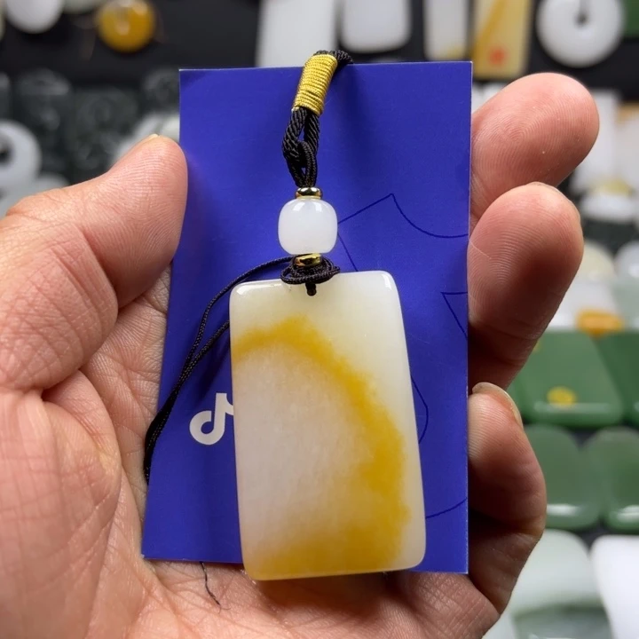 石英质玉（金丝玉）未镶嵌颈饰