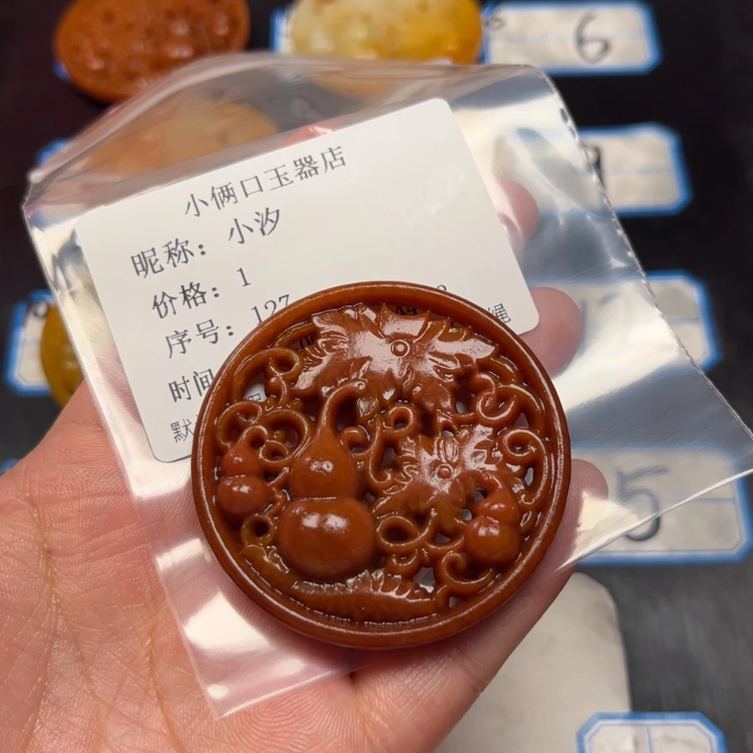 小***汐未镶嵌蛇纹石玉颈饰
