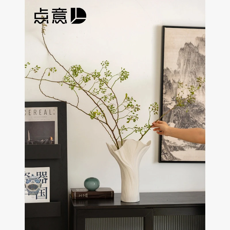 【树纹花瓶】白色的艺术陶器 瓶身线条更加灵动 呈现独特的美感