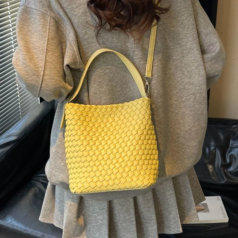 手工编织包包女士2025新款高级质感百搭斜挎包上班通勤手提水桶包