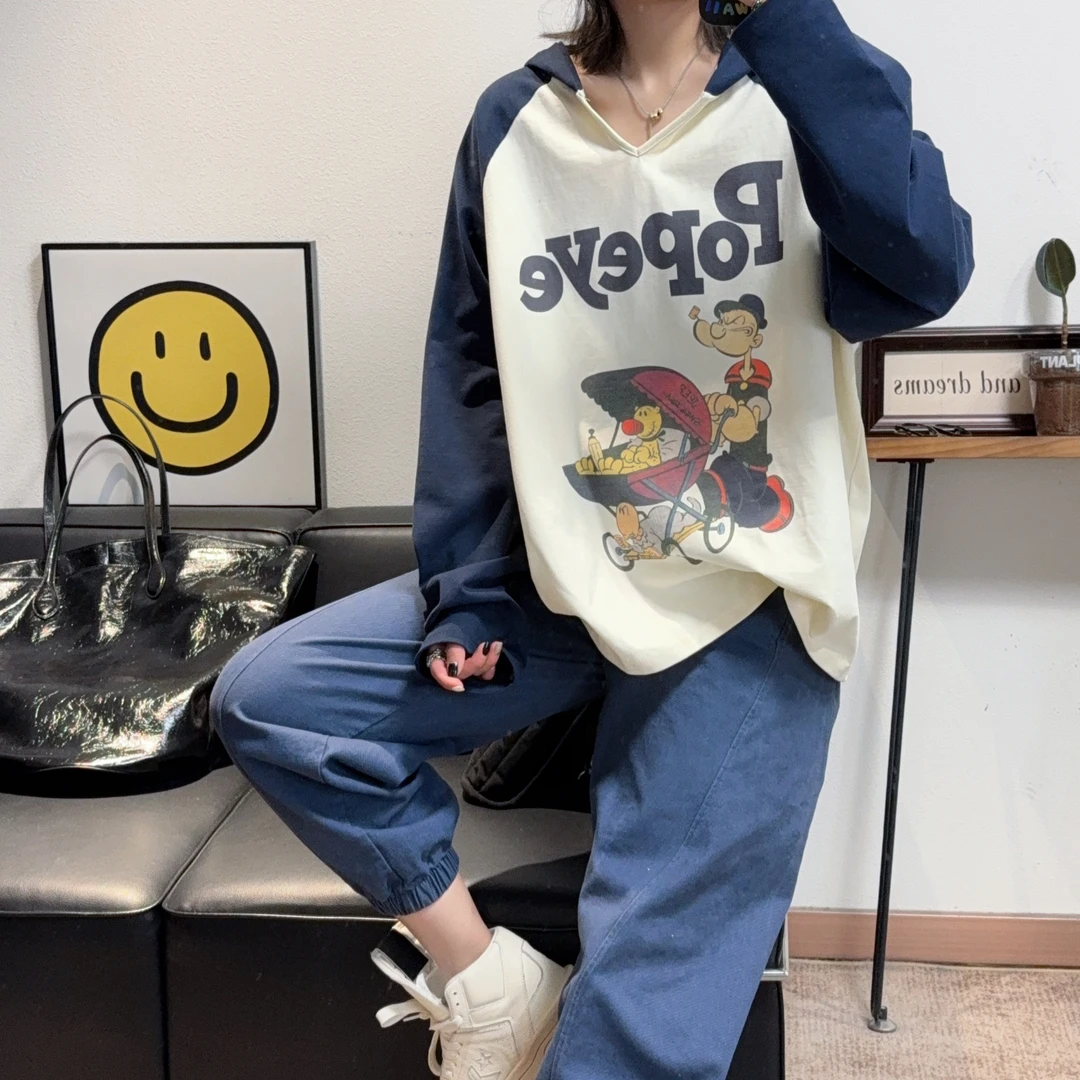 2025春季新款超好看V领连帽卡通撞色插肩袖T恤女宽松显瘦可爱减龄