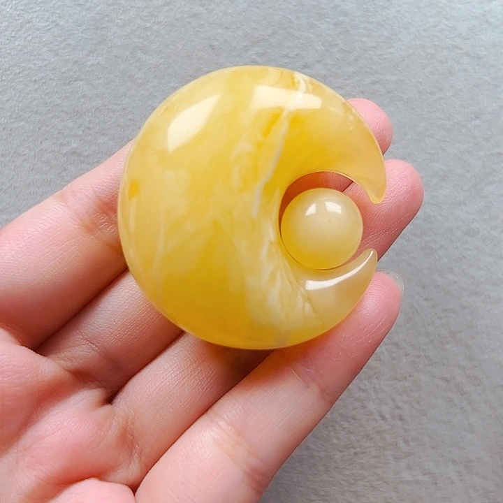 未镶嵌颈饰琥珀白蜡月亮