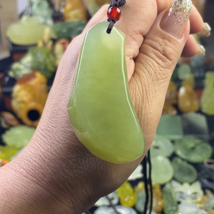 蛇纹石玉颈饰合金