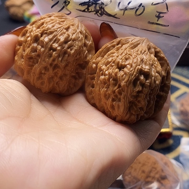 文玩核桃吊坠绣球
