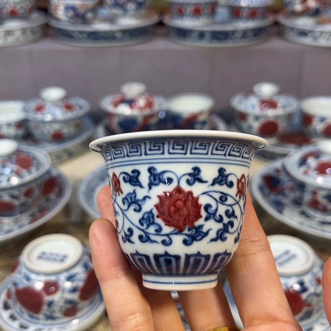 青花釉里红缠枝莲铃铛杯