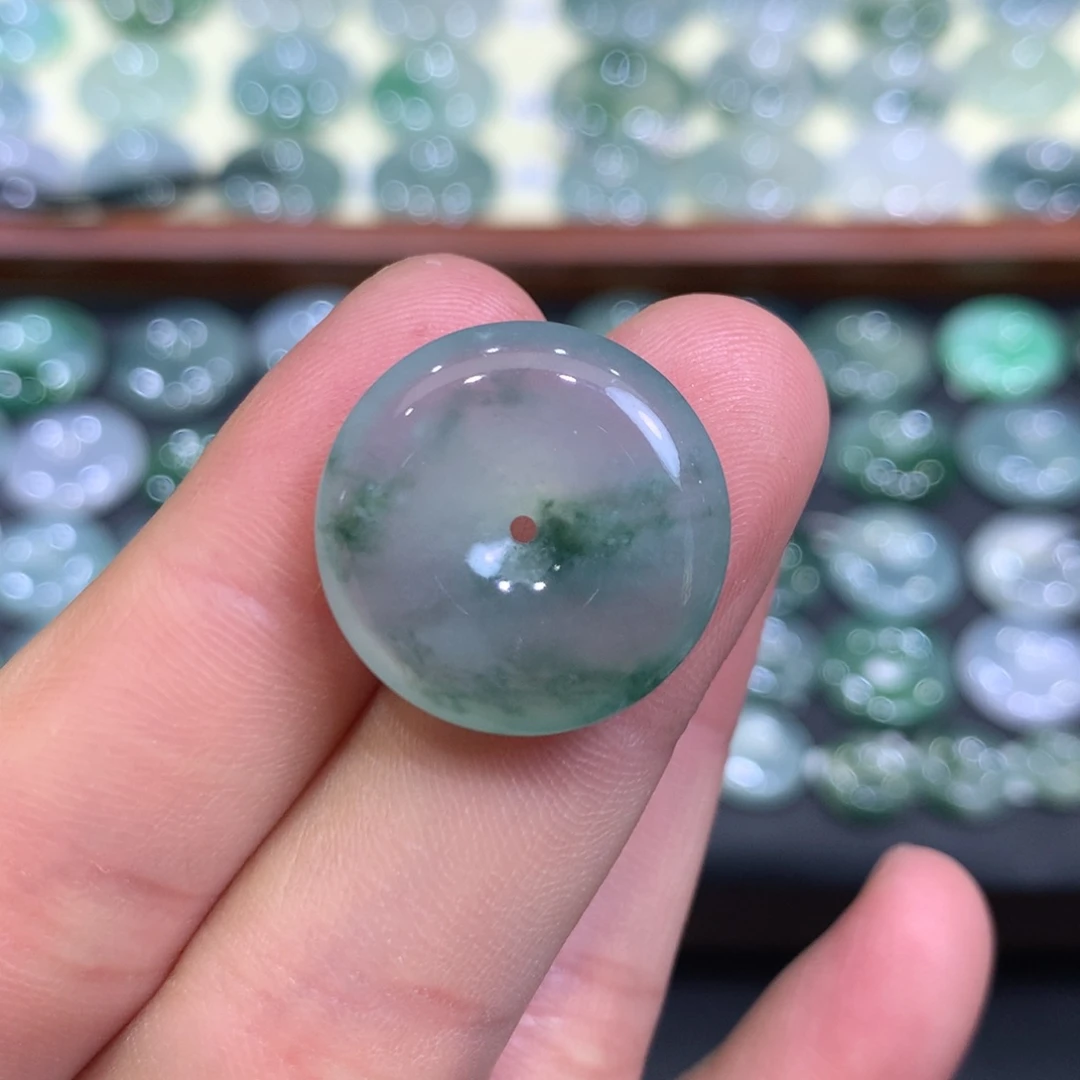 翡翠颈饰未镶嵌平安扣