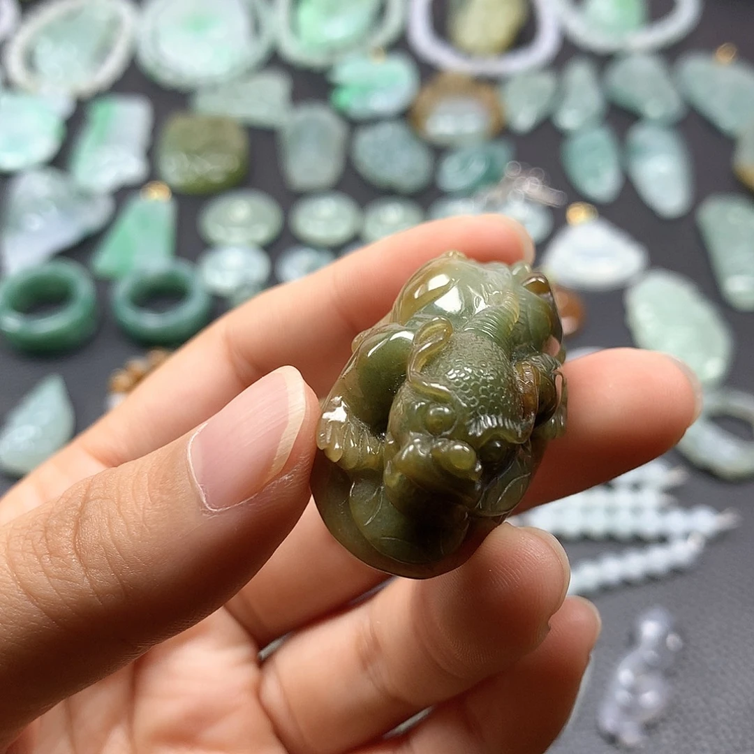 翡翠未镶嵌颈饰貔貅