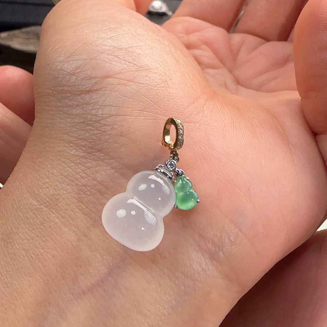 翡翠18K金镶嵌颈饰双面鼓白冰葫芦