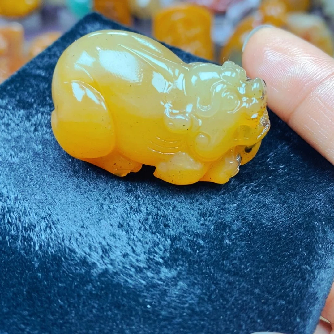 未镶嵌石英质玉（黄龙玉）颈饰