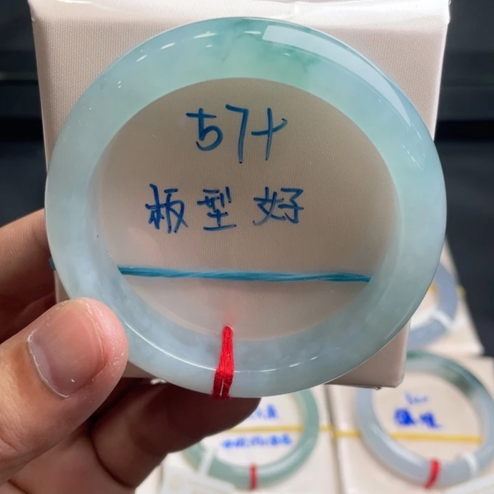 翡翠手镯未镶嵌翡翠手镯