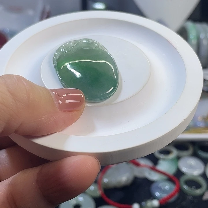 翡翠未镶嵌颈饰桃心吊坠