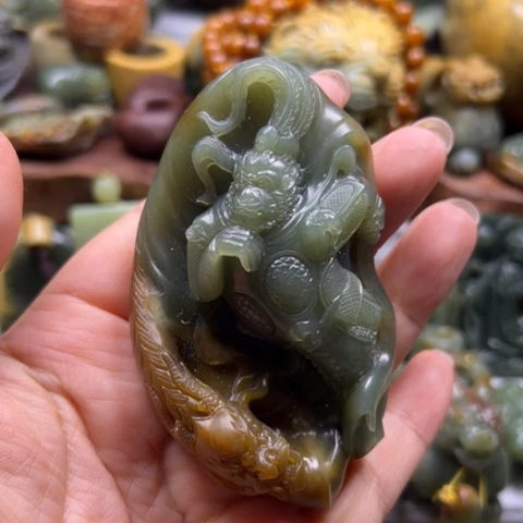 未镶嵌岫岩河磨玉（透闪石质玉）把件