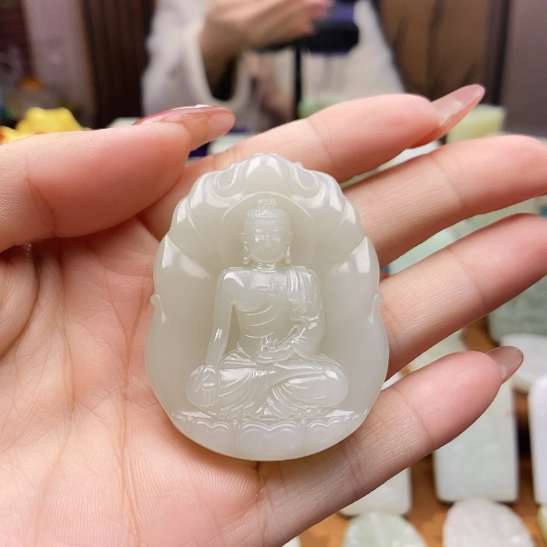 林***和田玉未镶嵌颈饰