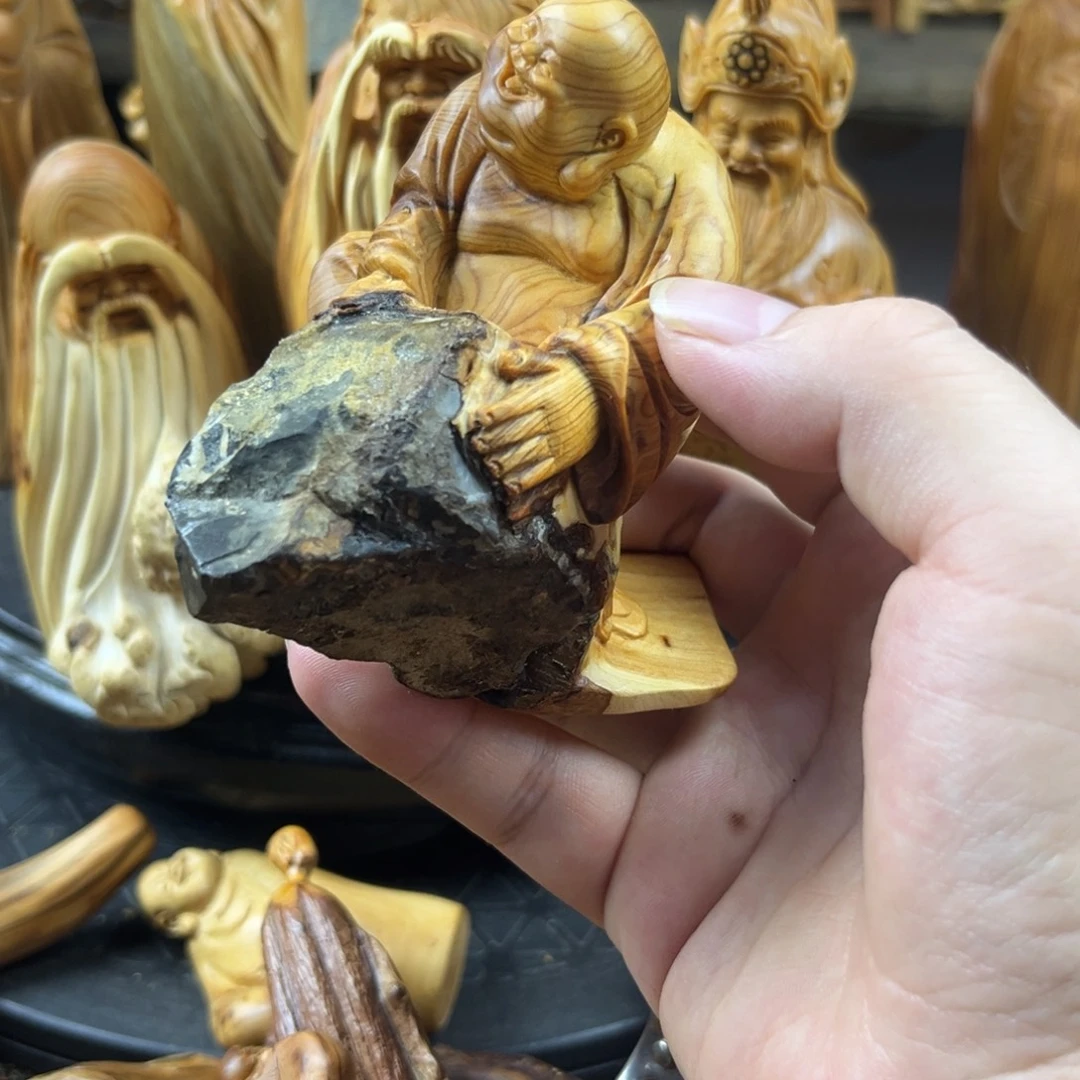 柏木（崖柏）弥勒抱石