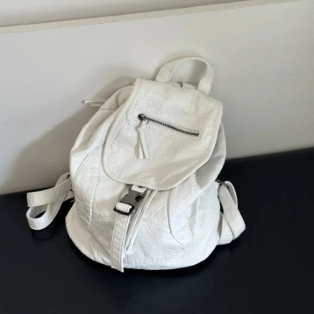 「银角大王」水洗白色皮质感双肩包！松弛感up百搭通勤一年四季可背