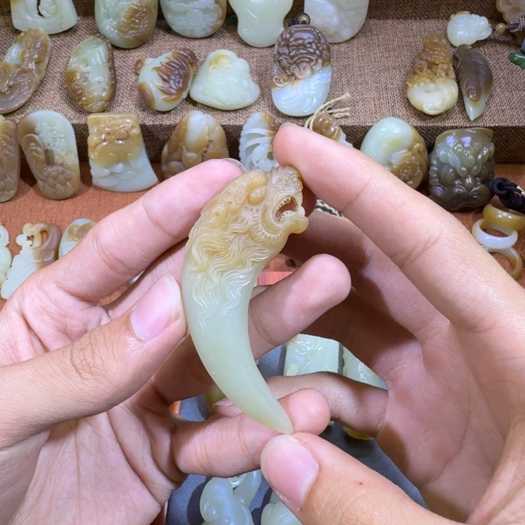 和田玉未镶嵌颈饰小*灰