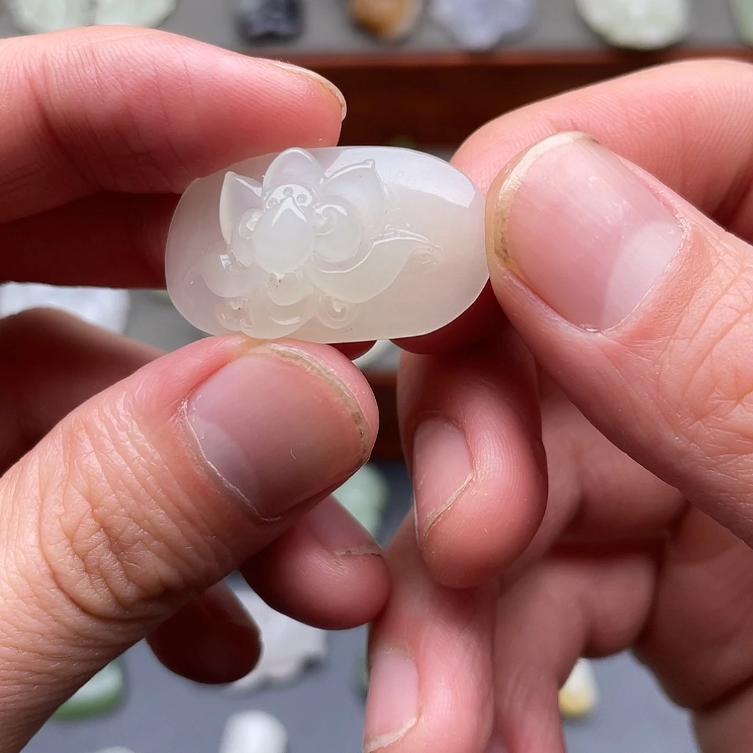 和田玉未镶嵌颈饰莲花手牌