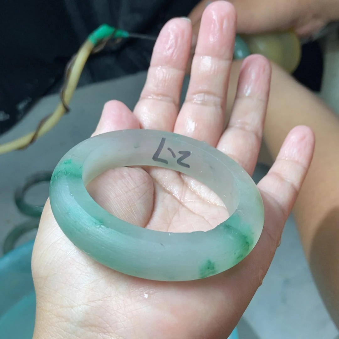 石英岩玉手镯未镶嵌不****膀