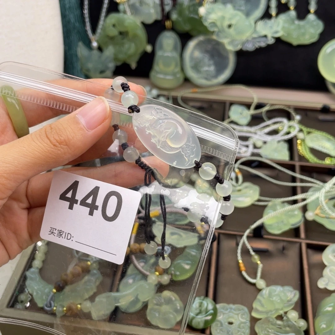 懒***个蛇纹石玉未镶嵌颈饰