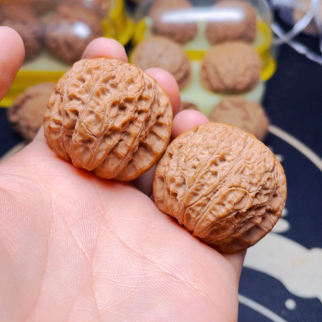 文玩核桃吊坠血麒麟