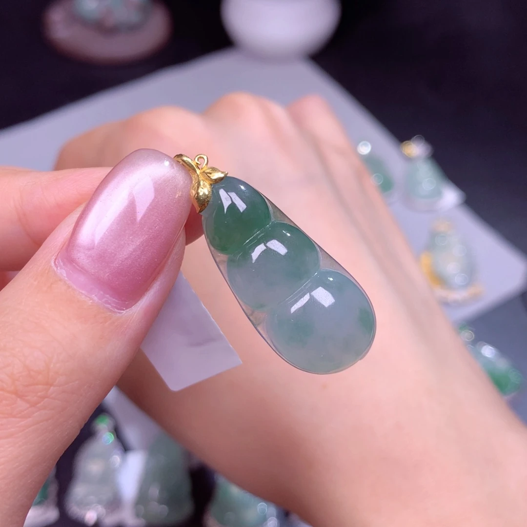 颈饰18K金镶嵌翡翠福豆