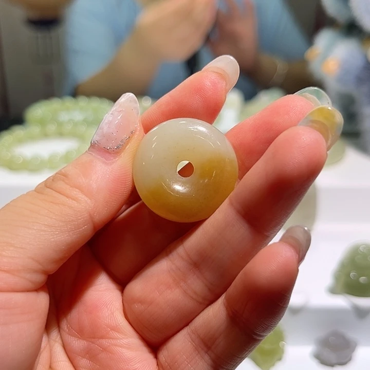 跳***高和田玉未镶嵌颈饰