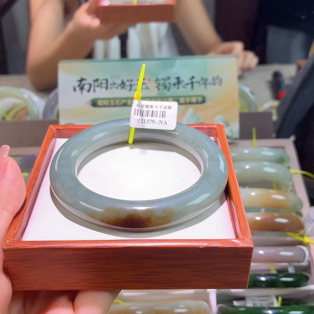 得***然和田玉手镯未镶嵌3 60 61