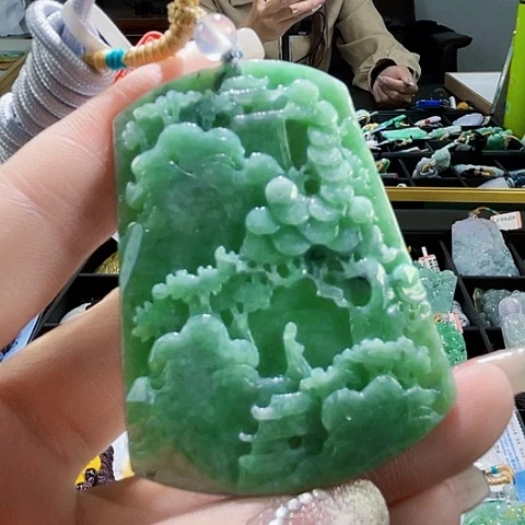 翡翠未镶嵌颈饰一个