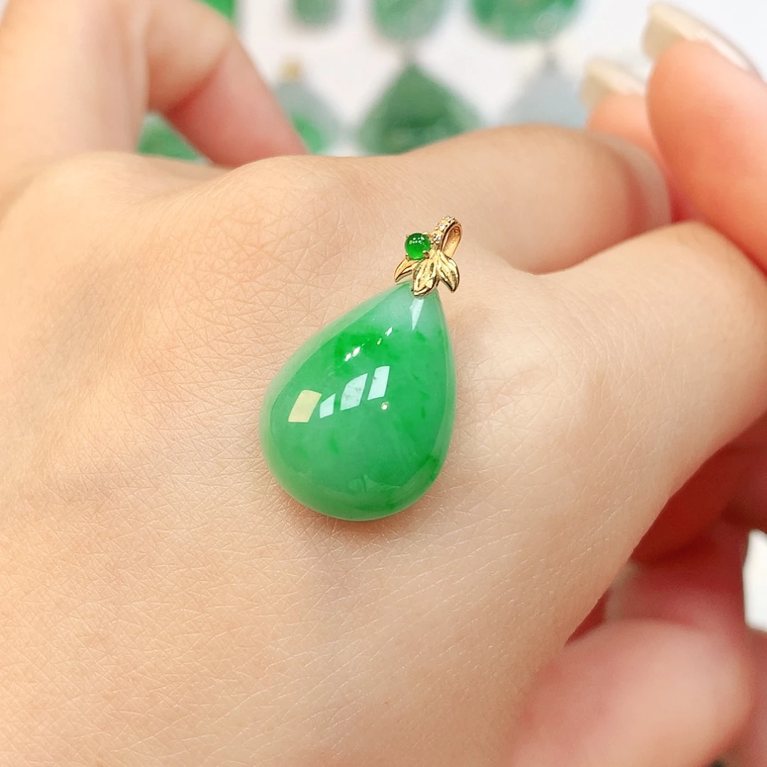 翡翠18K金镶嵌颈饰