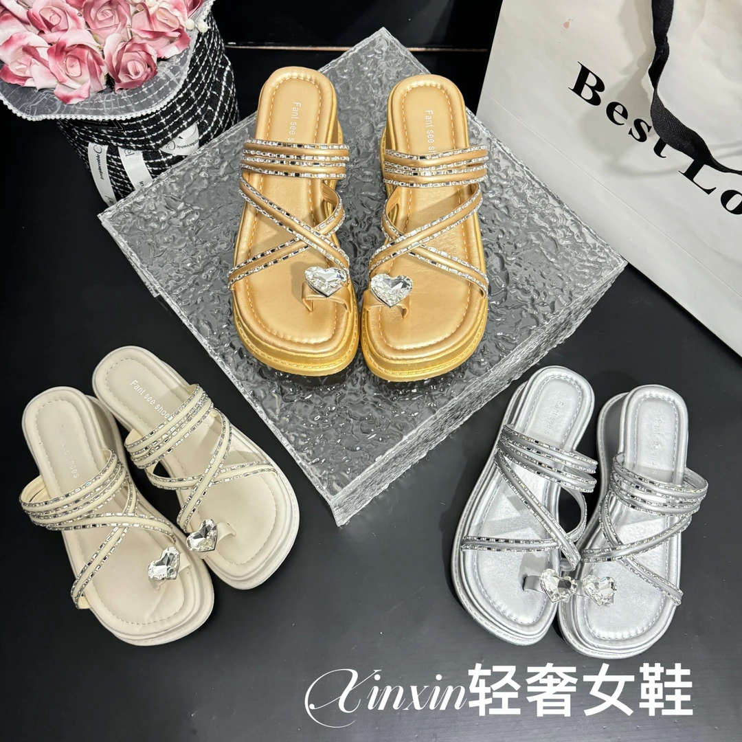 爱心水钻凉鞋拖鞋女夏外穿夹脚胖宽套趾法式罗马时尚厚底坡跟凉拖