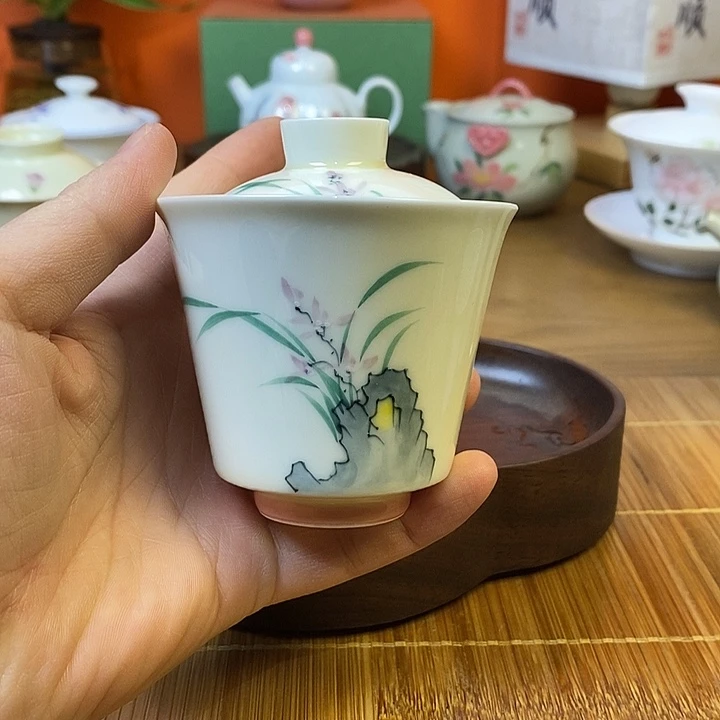 手绘兰花两才盖碗马蹄