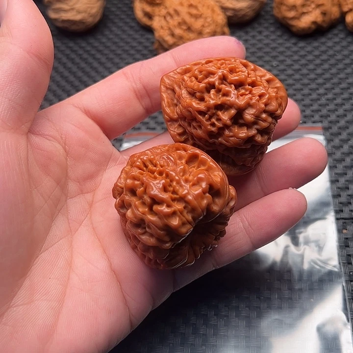 馕***肉文玩核桃把件官帽