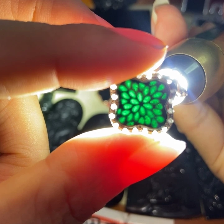 翡翠颈饰未镶嵌茶****^墨翠