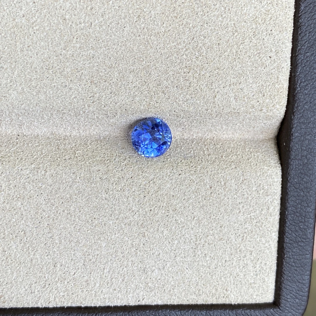 1.08克拉天然有烧矢车菊蓝宝石裸石明亮干净玻璃体满火彩
