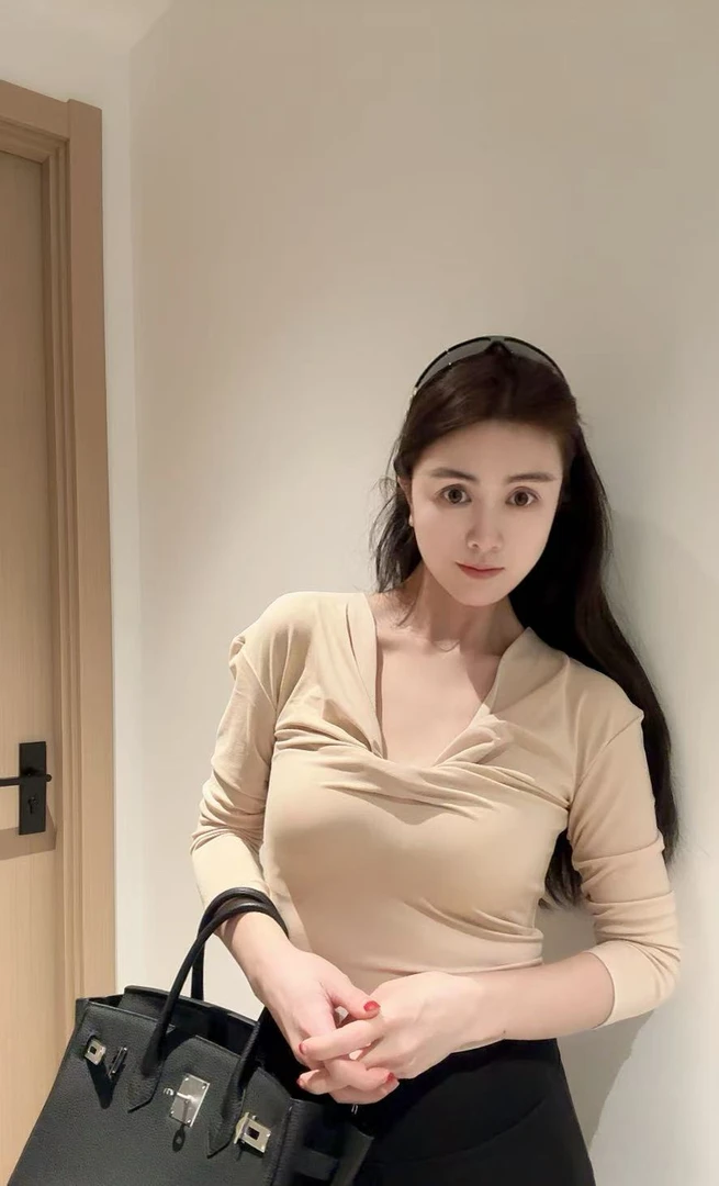 欧若风穿搭小U领中袖修身设计师款上衣小众设计感炸街法式显瘦