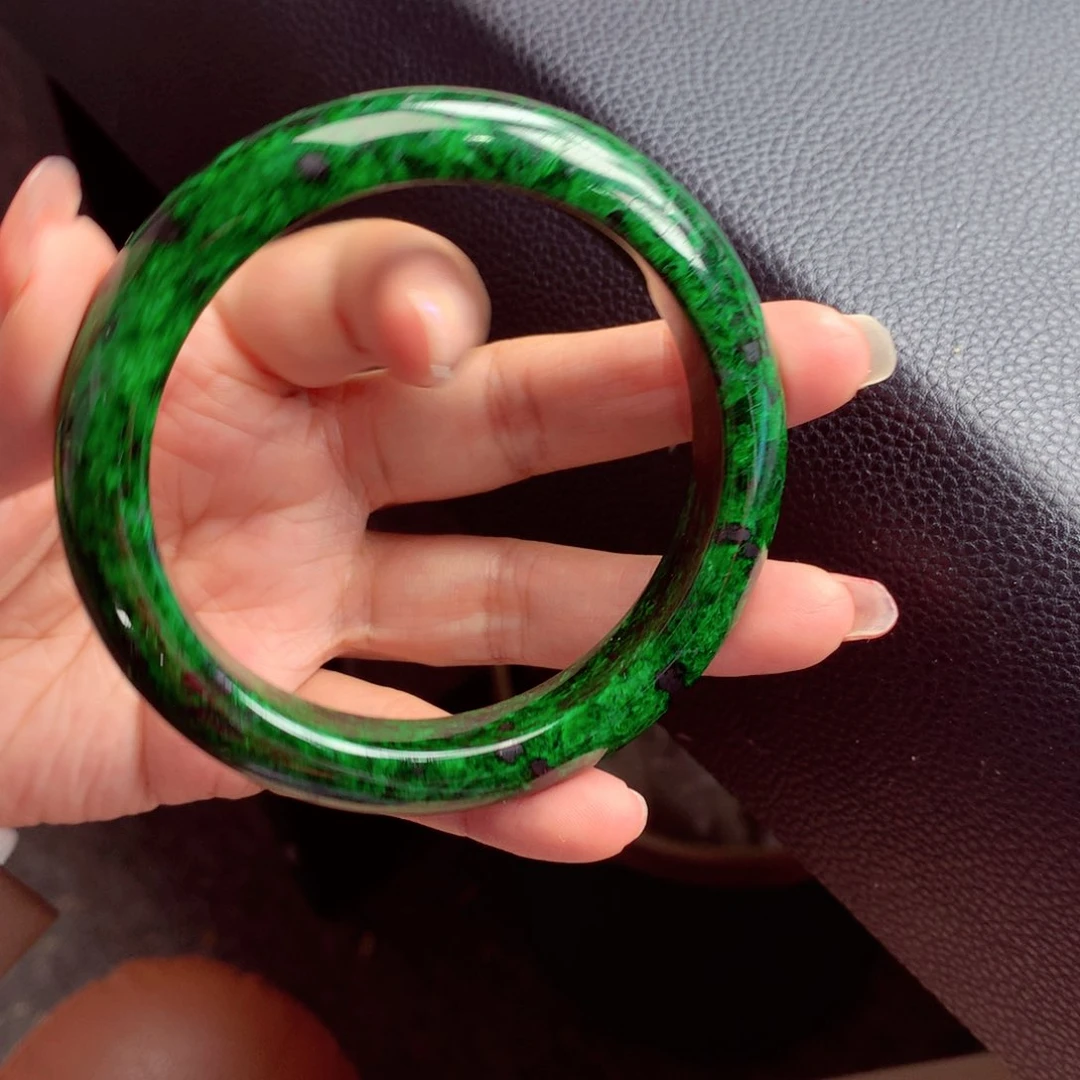 翡翠手镯未镶嵌翡翠