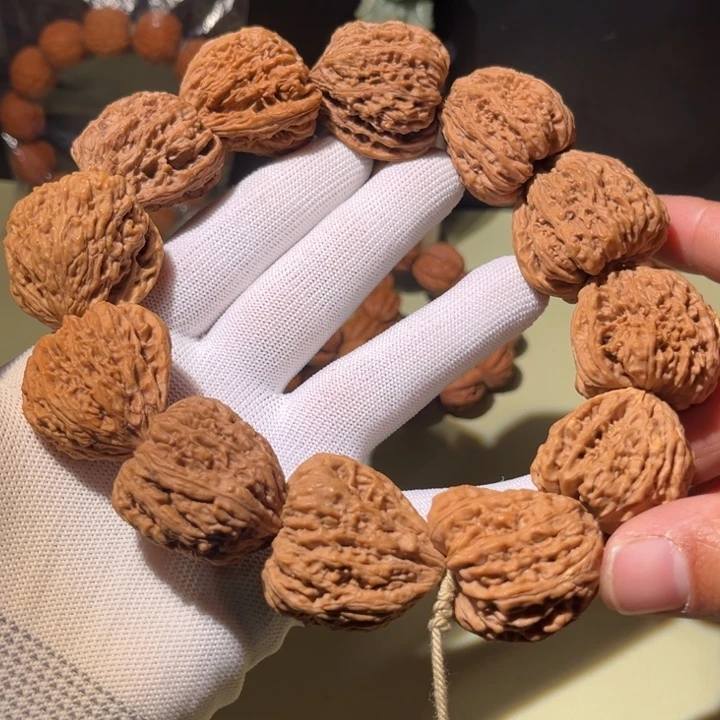 手串文玩核桃…………33